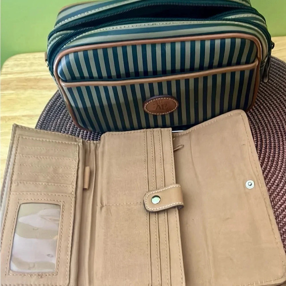 Allen Edward Leather Shoulder Bag - Picture 6 of 13